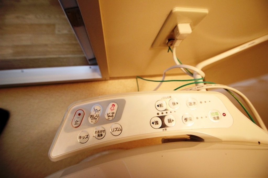 (17/32) 温水器付暖房便座 (17/32) 温水器付暖房便座