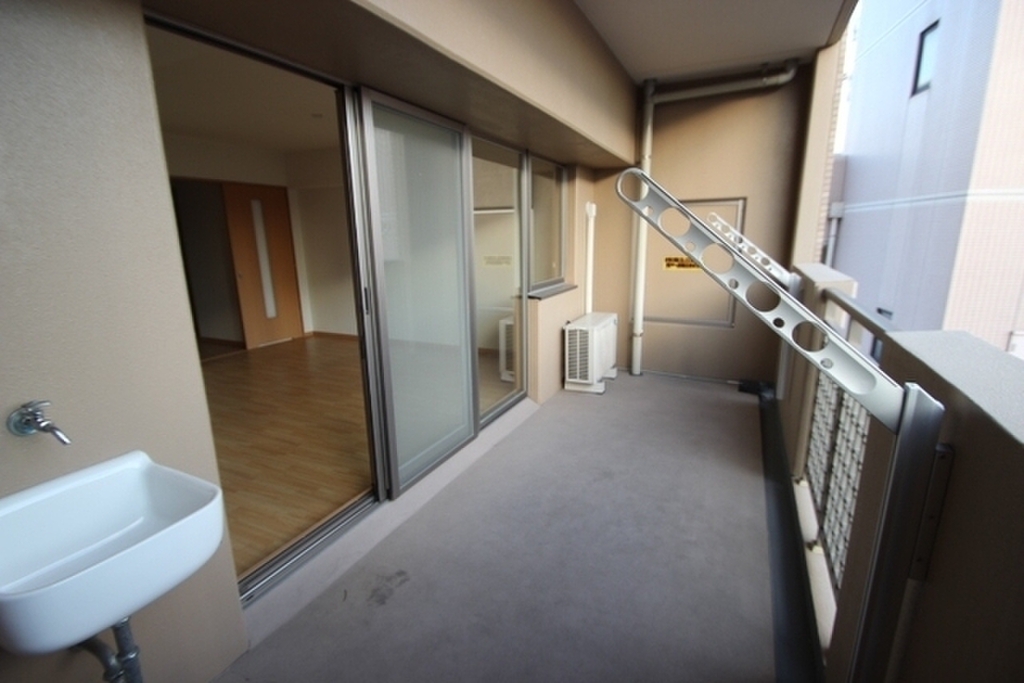 (13/28) バルコニー