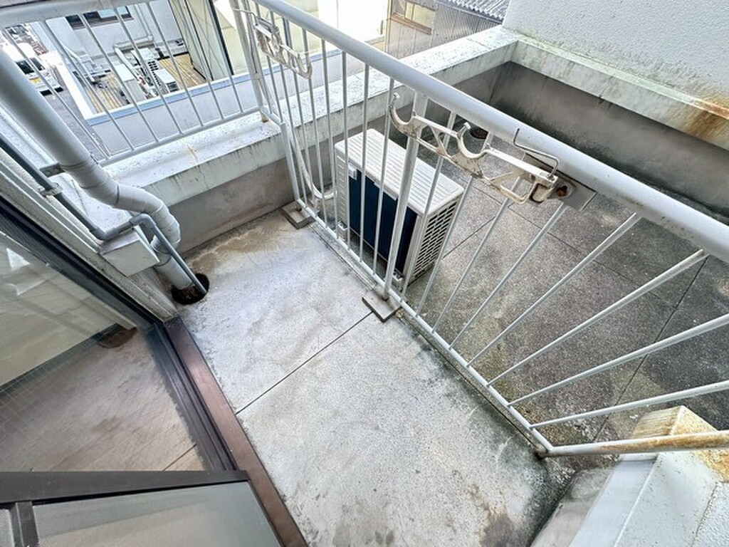 (13/23) バルコニー