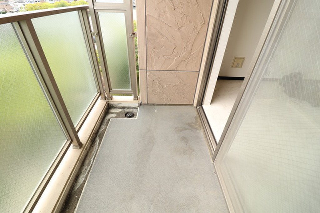 (13/20) バルコニー