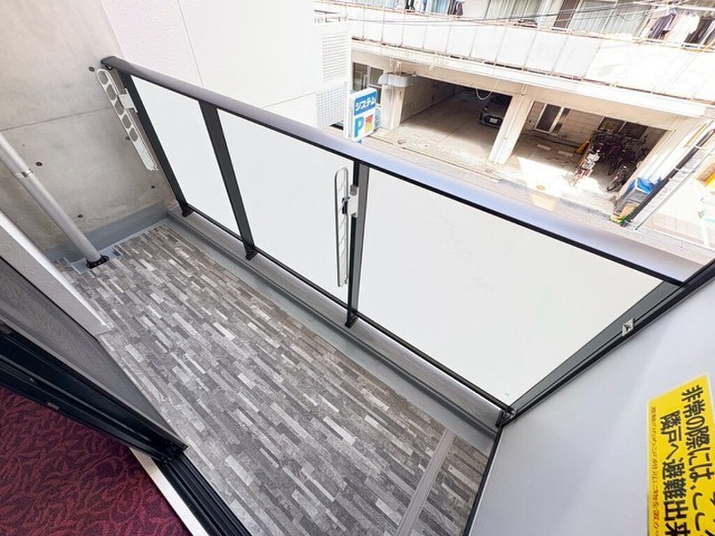 (13/23) バルコニー