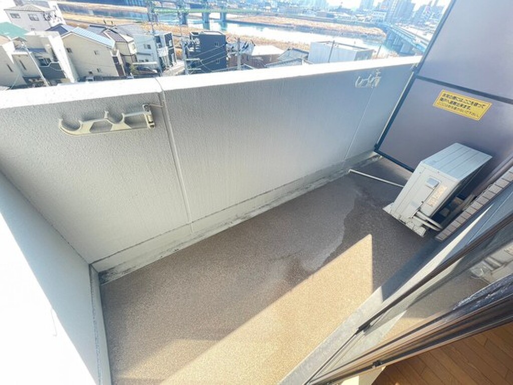 (13/23) バルコニー