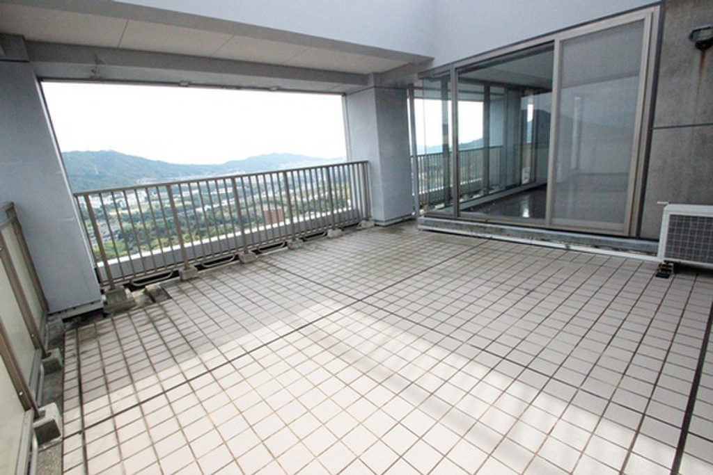 (8/32) バルコニー (8/32) バルコニー