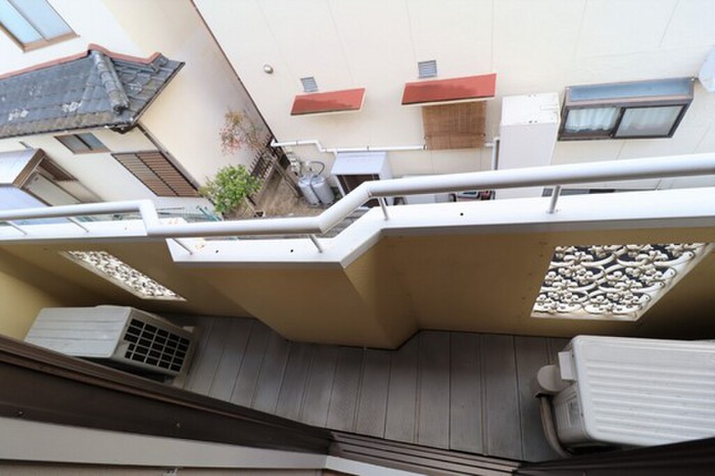 (13/25) バルコニー