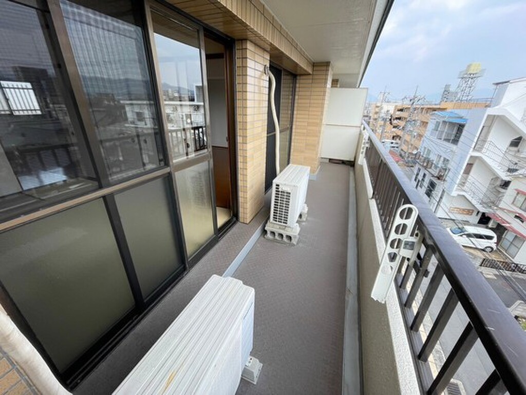 (13/23) バルコニー