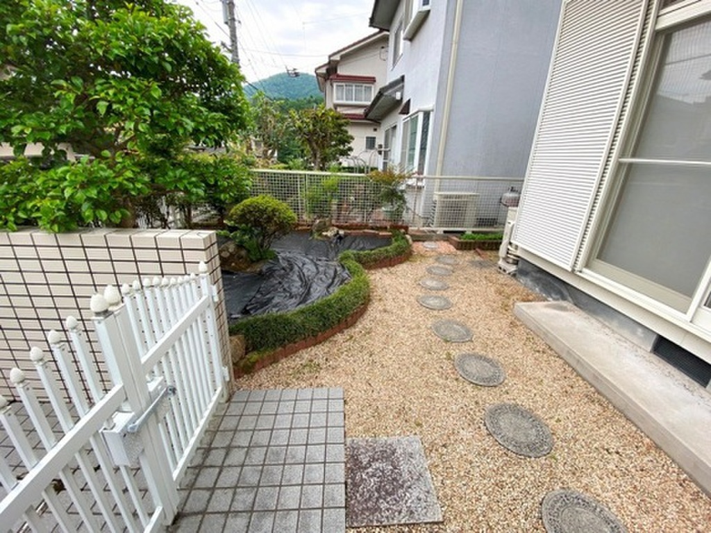 (13/15) 庭 (13/15) 庭