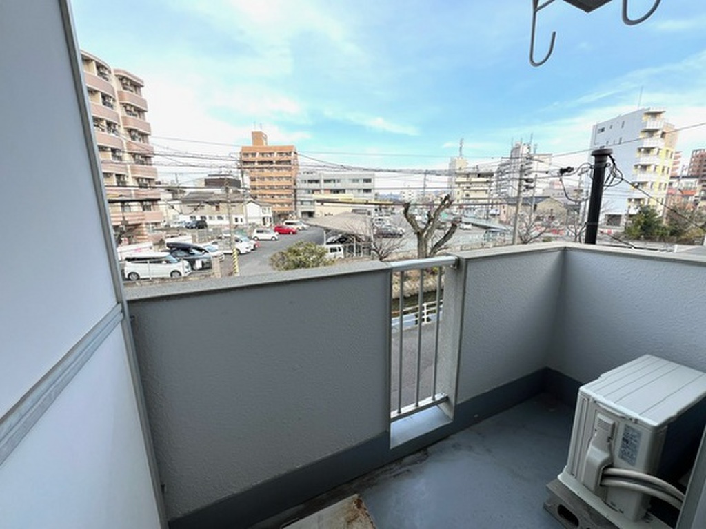 (13/17) バルコニー