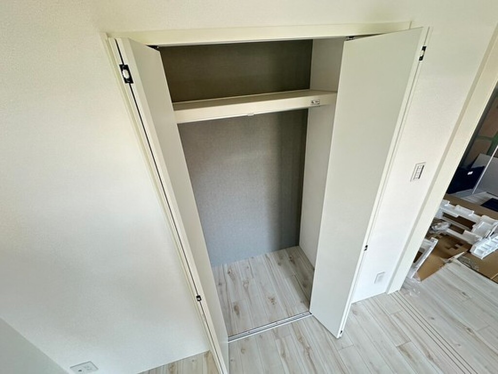 (8/23) ※別室の写真・フロアー毎に建具クロス等の設備相違有 (8/23) ※別室の写真・フロアー毎に建具クロス等の設備相違有