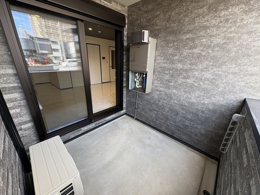 (13/23) バルコニー