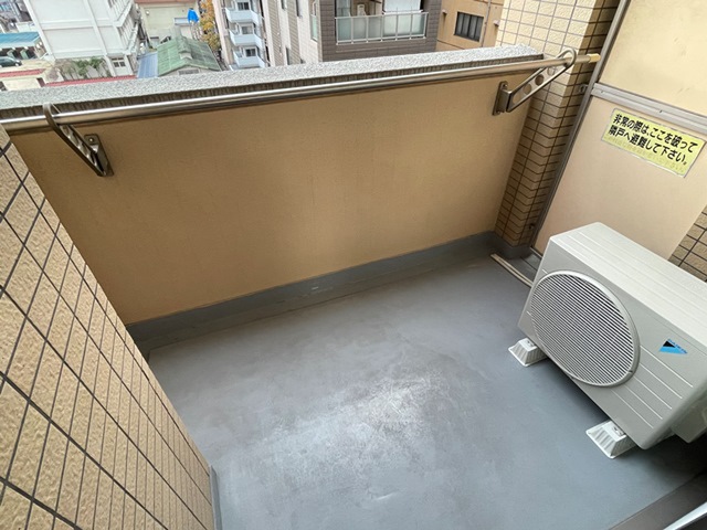   バルコニー