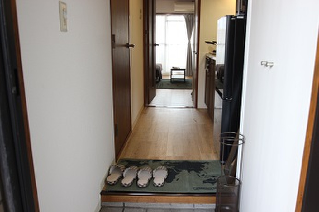 エールマンスリー平和公園西 1K 玄関