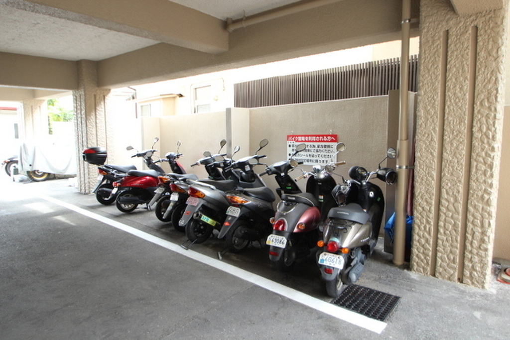 (16/23) バイク置き場