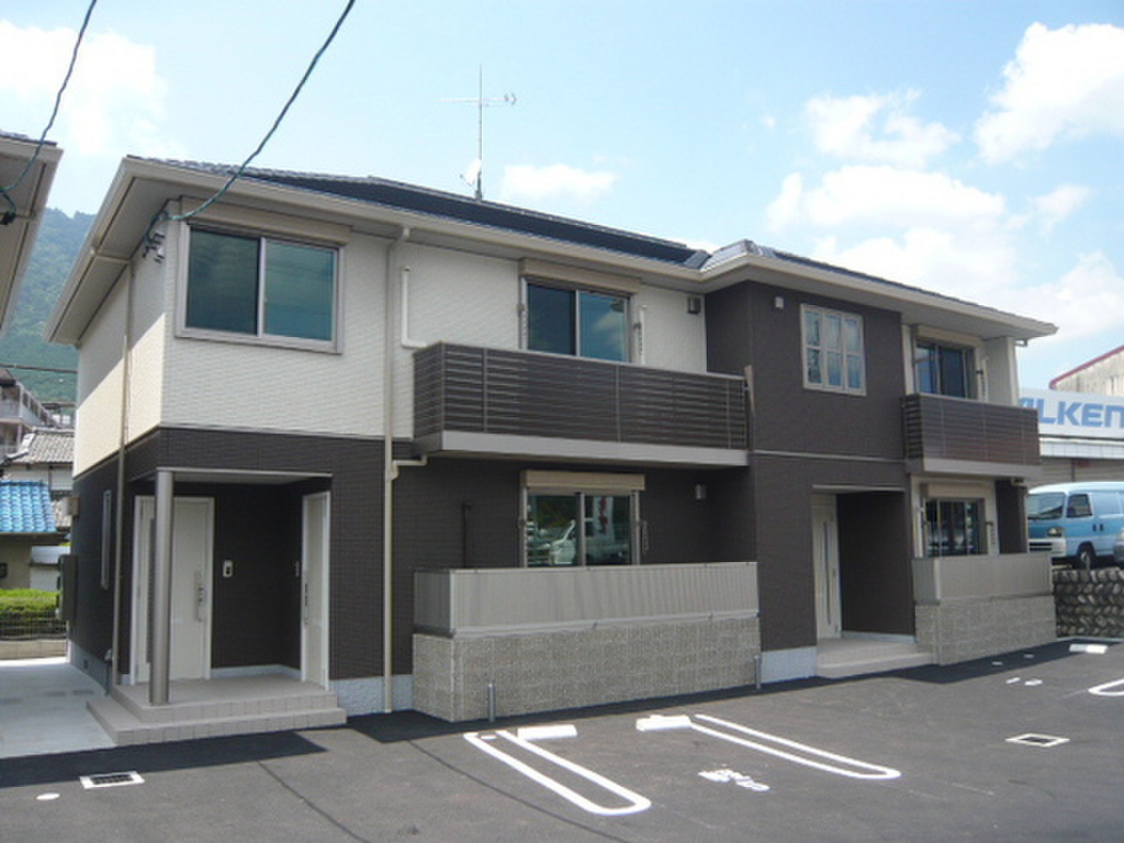 バス停徒歩2分★広々2LDK★ネット無料！敷地内駐車場も完備です！