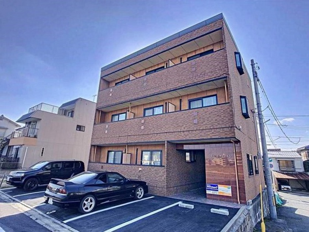 バス停徒歩12分　オートロック付き　ネット使用料無料