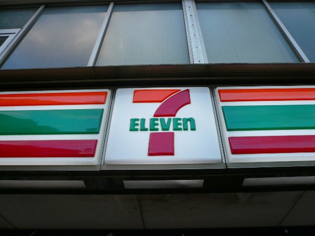 (4/5) コンビニ (4/5) コンビニ