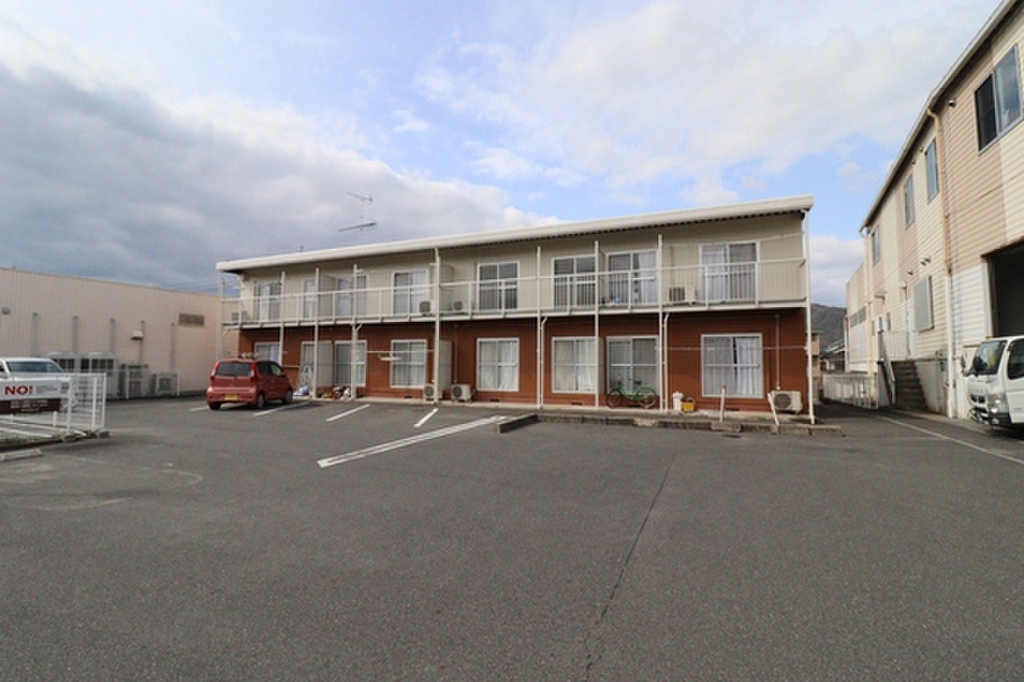 高島駅徒歩15分　駐車場1台無料　ネット使用無料