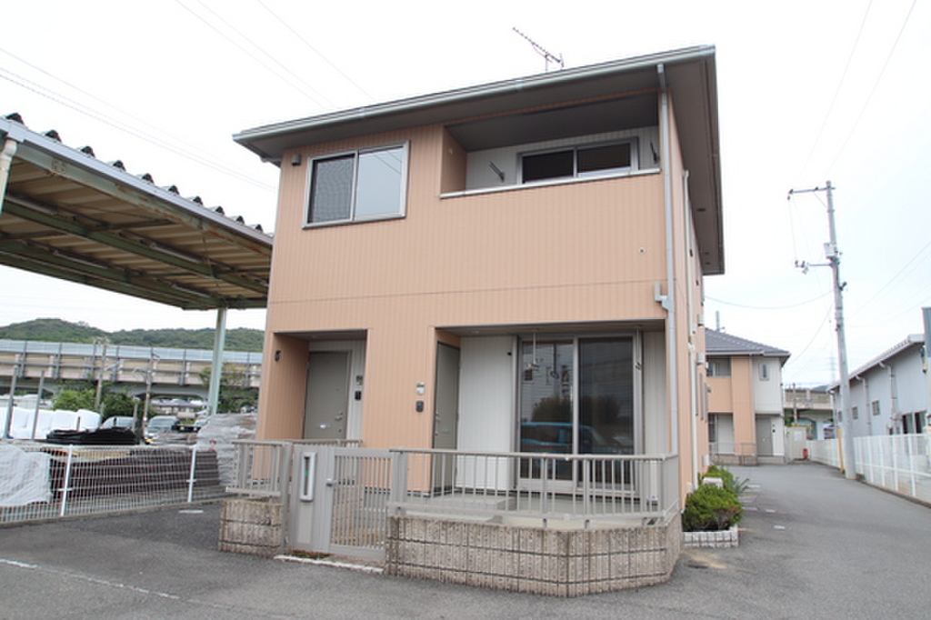 上道駅徒歩5分、駐車場2台無料の２LDKになります