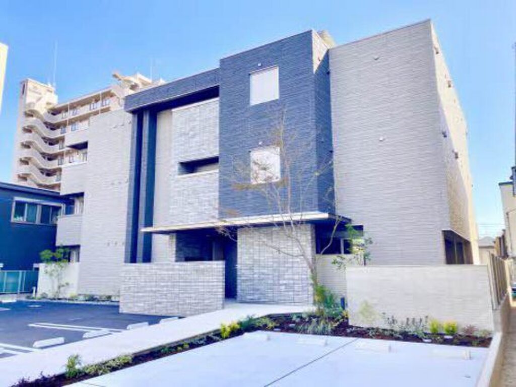 バス停徒歩10分　オートロック　宅配ボックス付き