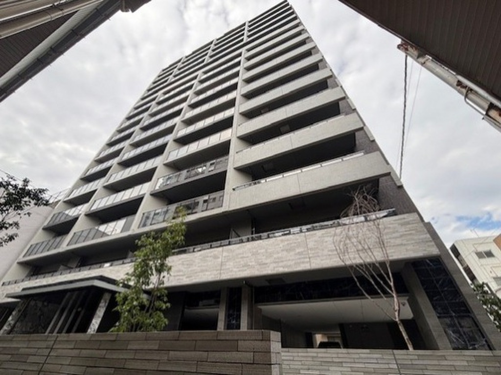 バス停徒歩4分　オートロック　宅配ボックス付き　