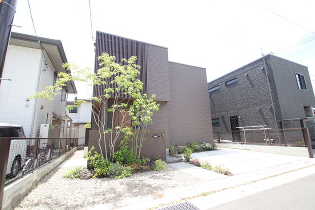 バス停徒歩7分　駐車場1台無料　3口ガスコンロ付き