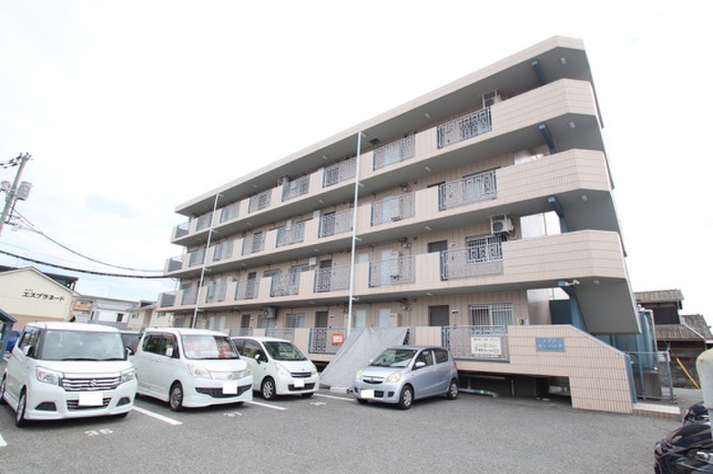 西大寺駅徒歩4分　駐車場1台無料　宅配ボックス付き