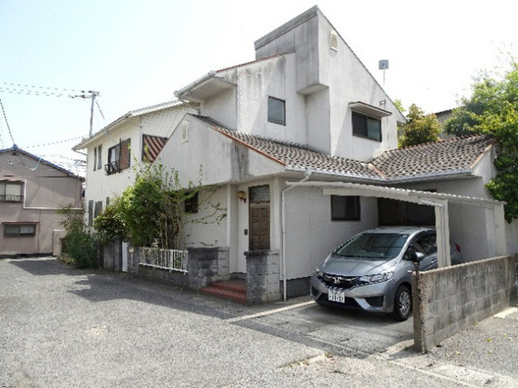 バス停徒歩6分　駐車場1台無料　ペット飼育可能　