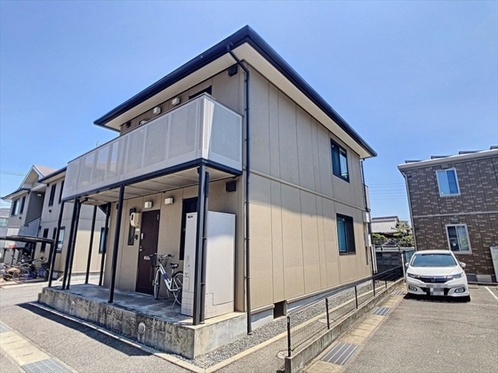 バス停徒歩4分　駐車場1台無料　ペット飼育可能　