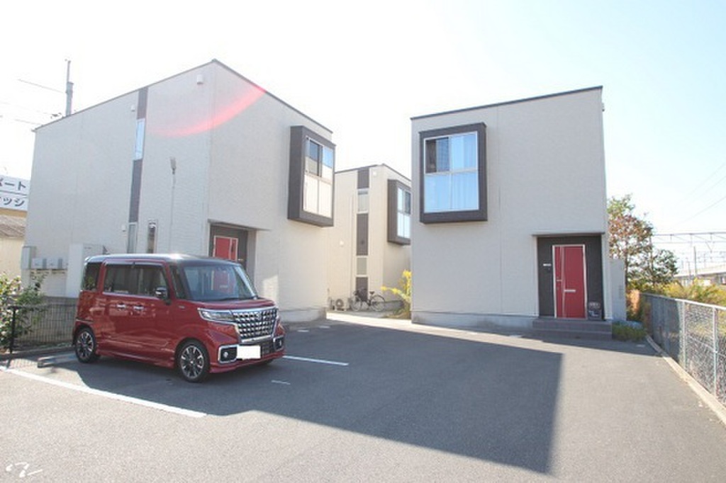 東岡山駅まで徒歩4分の築浅物件！駐車場2台付・オール電化物件です。