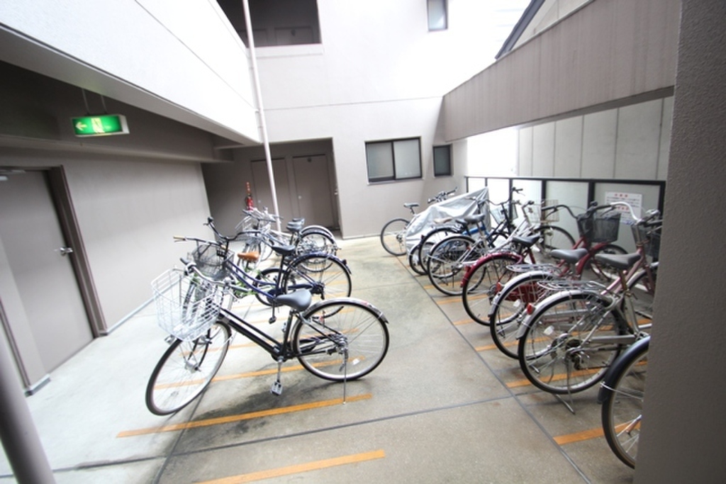 エールマンスリー東白島 壱番館 2DK 2階駐輪場