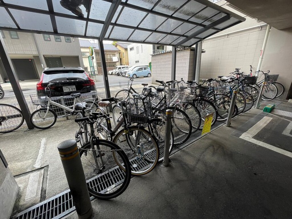 エールマンスリー平和公園西 弐番館 1K 駐輪場